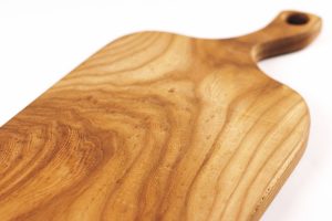 Medium elm chopping board with handle #007