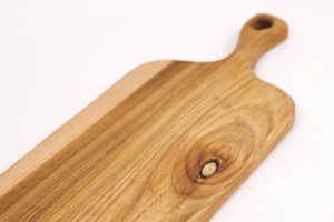 Medium elm chopping board with handle #006