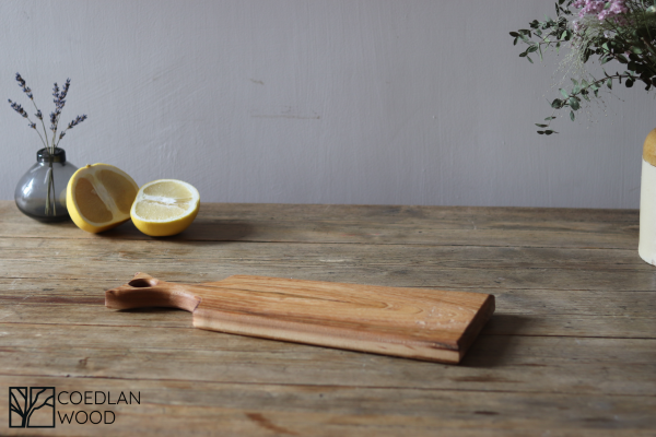 Small elm chopping board with handle