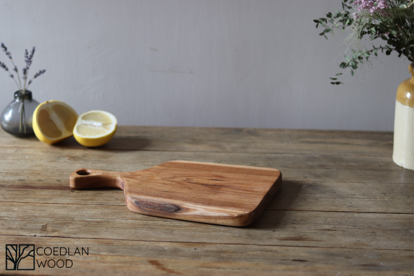 Small elm chopping board with handle