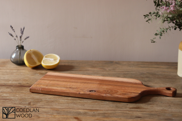 Medium elm chopping board with handle