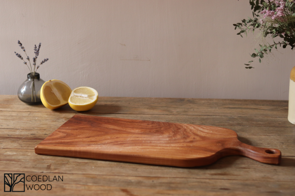 Medium elm chopping board with handle